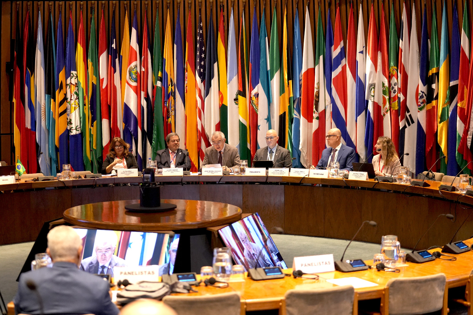 foto de los participantes en el conversatorio