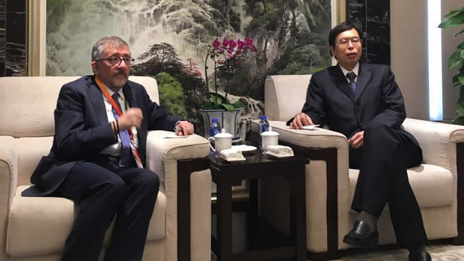 Mario Cimoli, Director de la División de Desarrollo Productivo y Empresarial y Oficial a Cargo de la División de Comercio Internacional e Integración de la CEPAL (a la izquierda), junto al Viceministro de Comercio de China, FANG Aiquing 