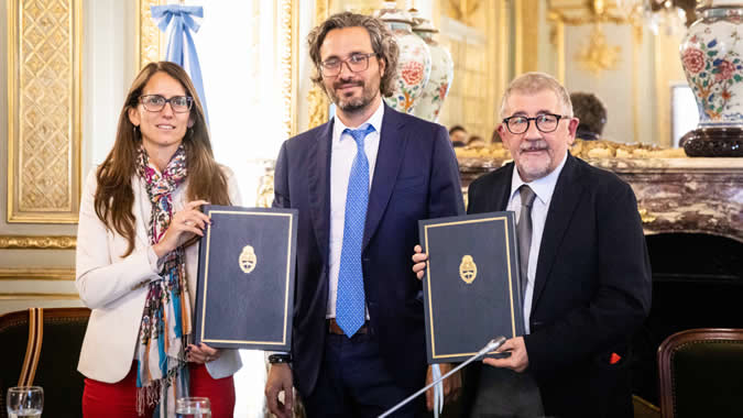 De izquierda a derecha: Elizabeth Gómez Alcorta, Ministra de las Mujeres, Géneros y Diversidad de la Argentina; Santiago Cafiero, Ministro de Relaciones Exteriores, Comercio Internacional y Culto de la Argentina; y Mario Cimoli, Secretario Ejecutivo a.i. de la CEPAL.