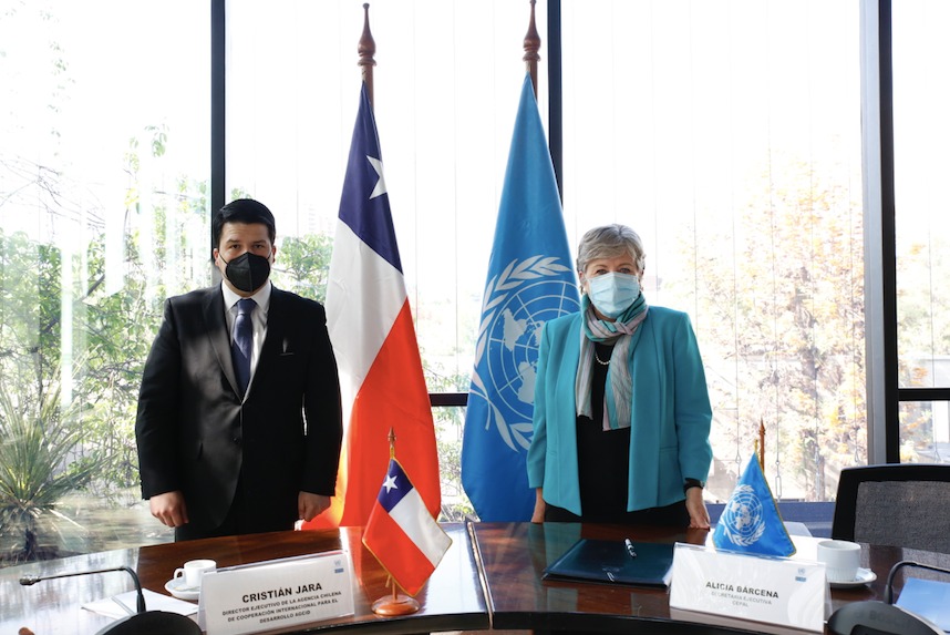 Fotografía de Alicia Bárcena, Secretaria Ejecutiva de la CEPAL, y Cristián Jara, Director Ejecutivo de la AGCID.