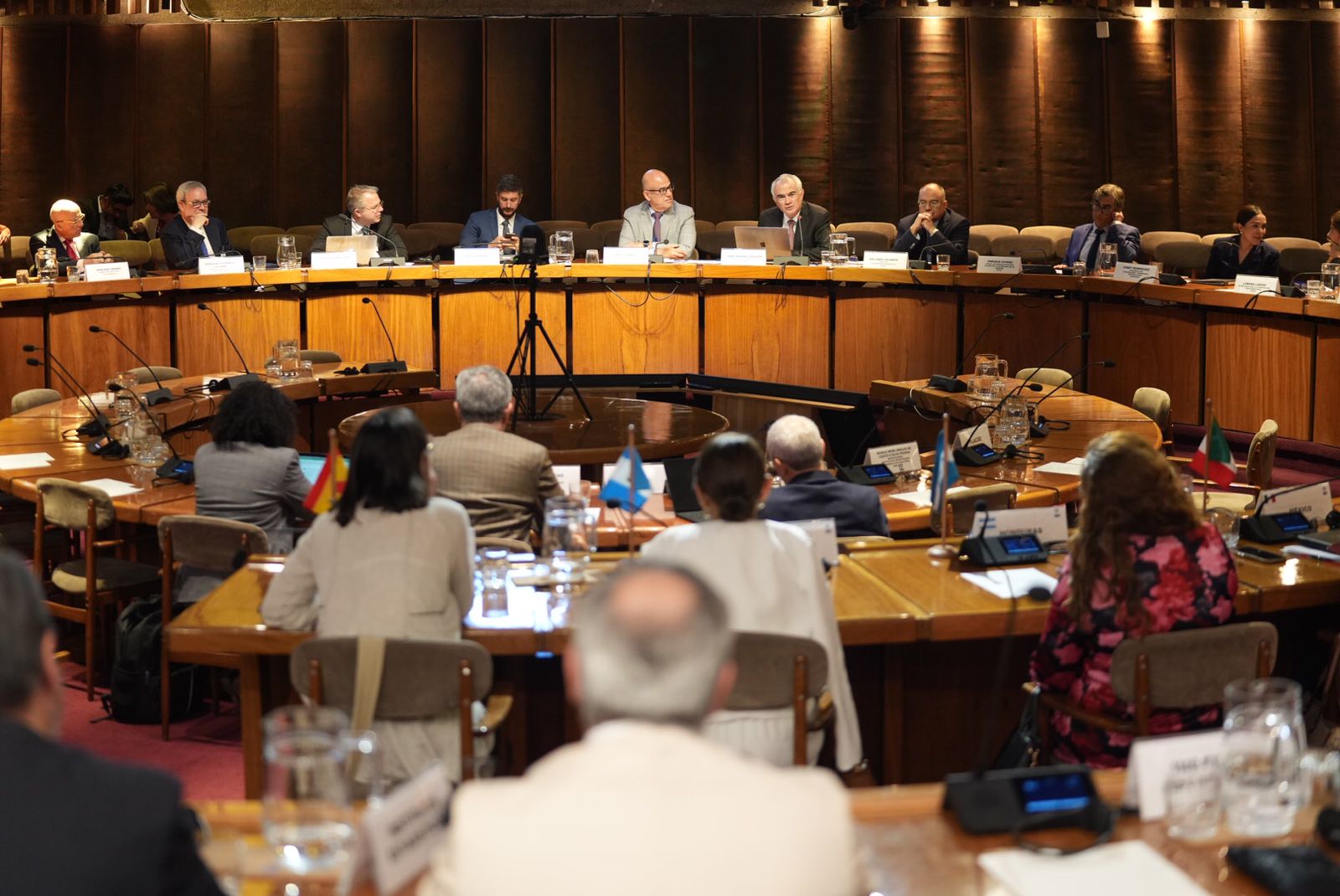 Fotografía general de la sala Raúl Prebisch, durante la clausura del seminario.