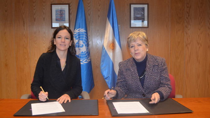 Argentina’s Minister of Social Development Carolina Stanley (left) and ECLAC's Executive Secretary Alicia Bárcena signed the agreement in Santiago, Chile.