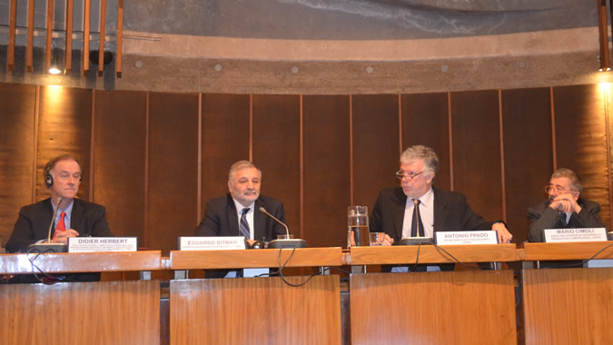 De izquierda a derecha, Didier Herbert, representante de la Comisión Europea, Eduardo Bitrán, Vicepresidente Ejecutivo de Corfo, Chile, Antonio Prado, Secretario Ejecutivo Adjunto de la CEPAL, y Mario Cimoli, Director de la División de Desarrollo Productivo y Empresarial del mismo organismo.