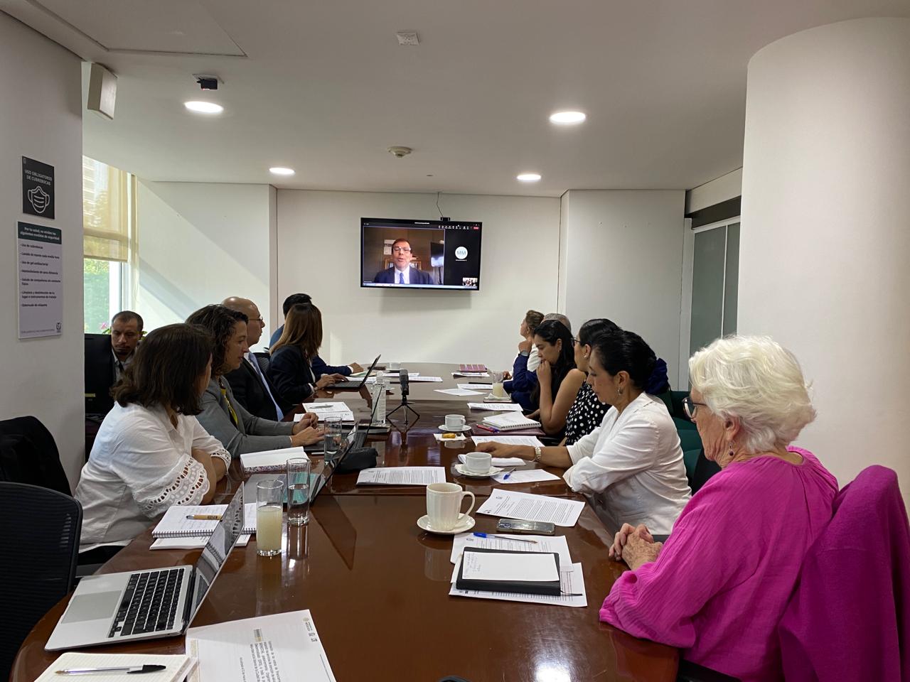 imagen de personas reunidas atendiendo una presentación