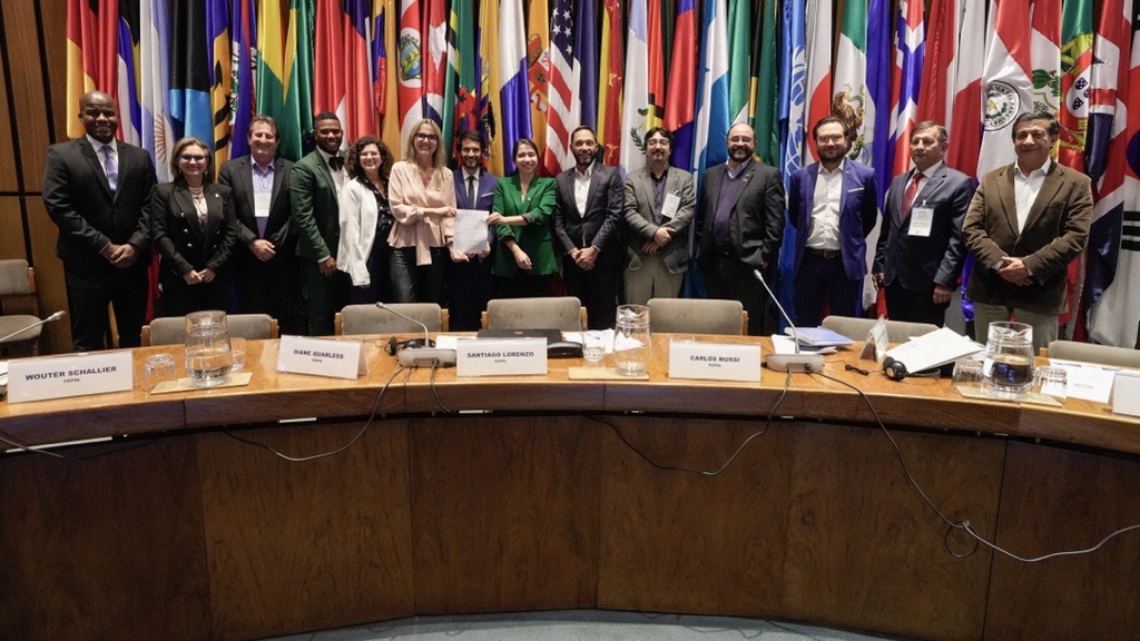 Fotografía de los participantes de la reunión.