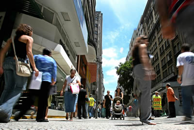 Personas caminando en la calle