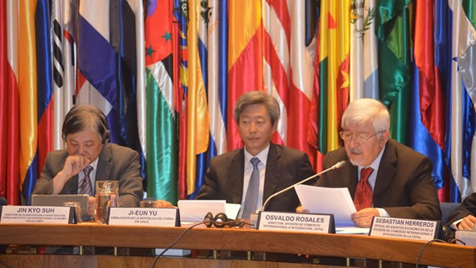 Oslvado Rosales of ECLAC speaks beside the ambassador of Republic of Korea