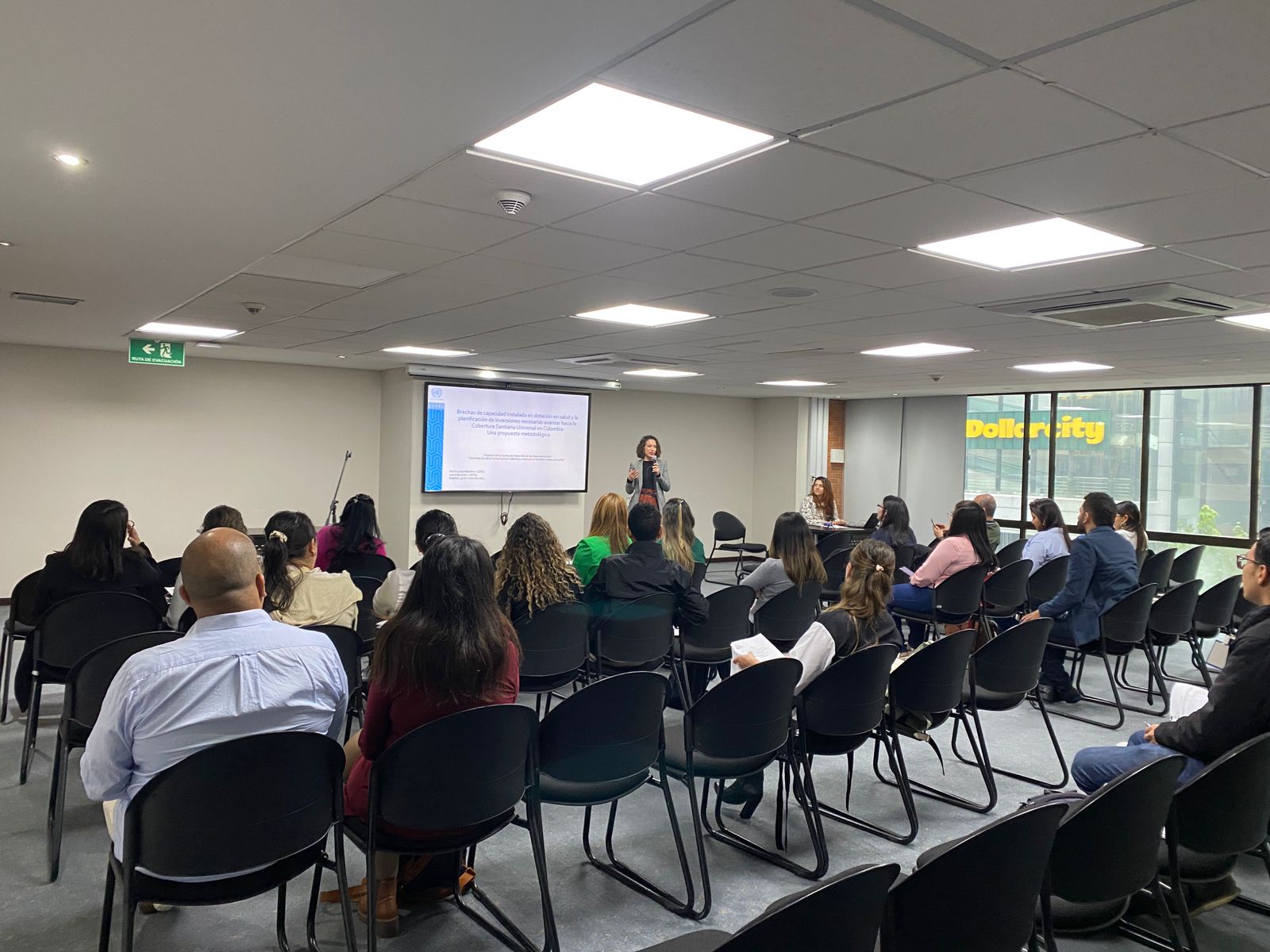 foto del taller con presentadora y participantes en una sala de clases