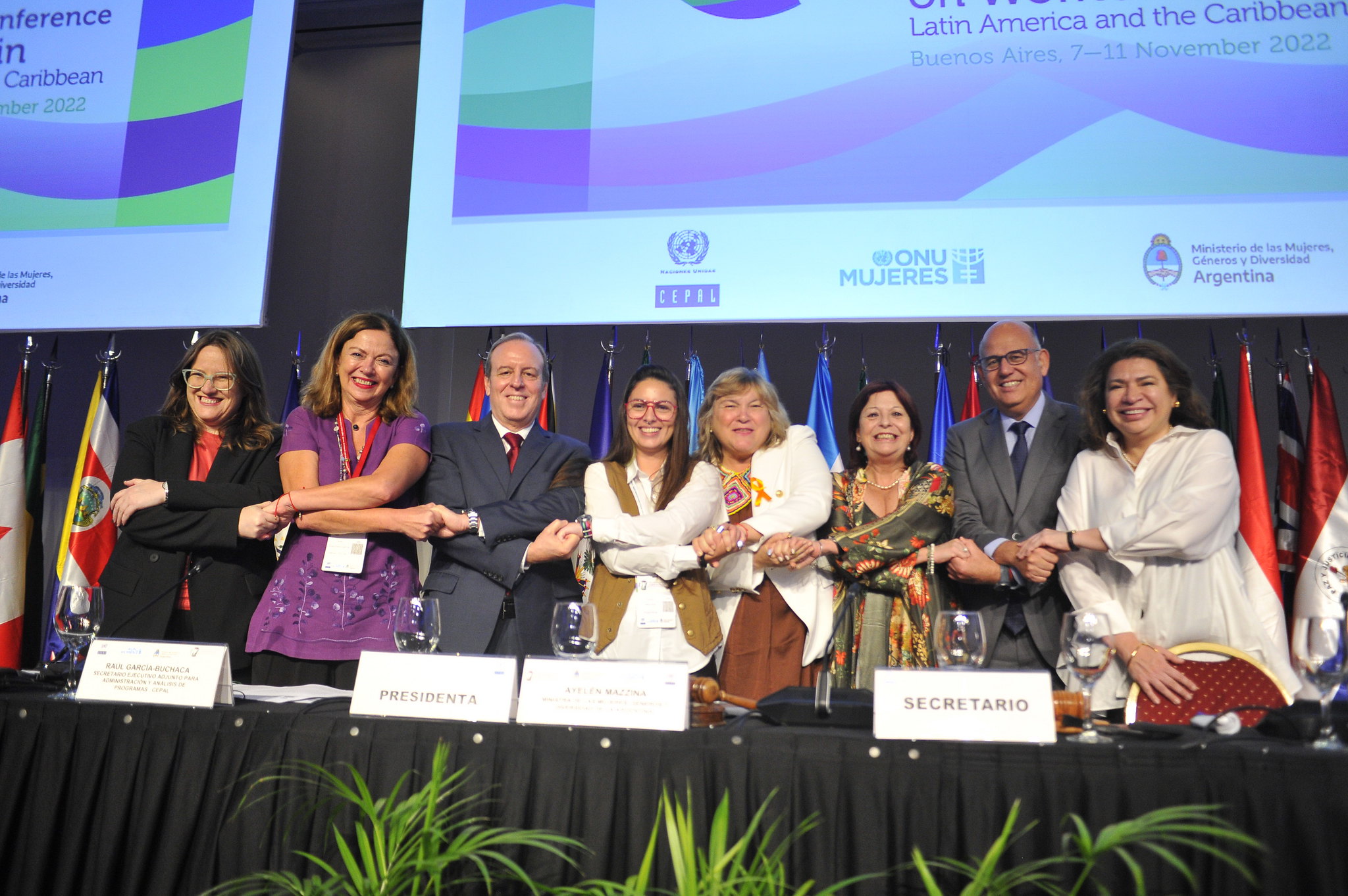 foto de los participantes en el conversatorio