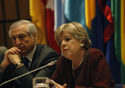 Alicia Bárcena, Secretaria Ejecutiva de la CEPAL (a la derecha), y Heraldo Muñoz, Ministro de Relaciones Exteriores de Chile, inauguran la Primera reunión de la Conferencia de Ciencia, Innovación y Tecnologías de la Información y las Comunicaciones.