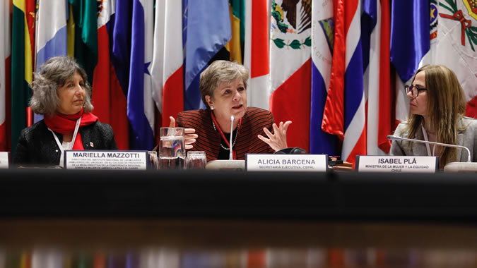 De izquierda a derecha, Mariella Mazzotti, Directora del Instituto Nacional de las Mujeres (INMUJERES) del Uruguay, Alicia Bárcena, Secretaria Ejecutiva de la CEPAL e Isabel Plá, Ministra de la Mujer y la Equidad de Género de Chile.