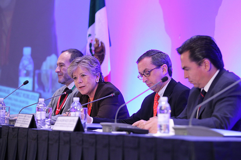 La Secretaria Ejecutiva de la CEPAL, Alicia Bárcena (al centro), expone en la ceremonia de clausura de la reunión de los países signatarios de la Declaración sobre la aplicación del Principio 10 en Guadalajara. A su derecha, Guillermo Acuña, de la Secretaría de la Comisión de la CEPAL, y a su izquierda, el Subsecretario para Asuntos Multilaterales y Derechos Humanos de la Secretaría de Relaciones Exteriores de México, Juan Manuel Gómez Robledo, y el Secretario de Desarrollo e Integración Social del Gobierno del estado de Jalisco, Salvador Rizo Castelo.