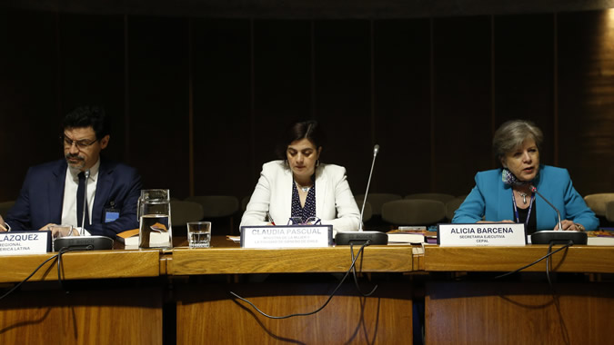 De izquierda a derecha: Elkin Velásquez, Director Regional de ONU-Habitat para América Latina y el Caribe; Claudia Pascual, Ministra de la Mujer y la Equidad de Género de Chile; y Alicia Bárcena, Secretaria Ejecutiva de la CEPAL.