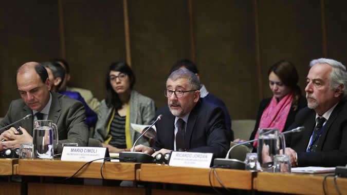 De izquierda a derecha, Cristián Monckeberg, Ministro de Vivienda y Urbanismo de Chile, Mario Cimoli, Secretario Ejecutivo Adjunto de la CEPAL, y Ricardo Jordán, Jefe de la Unidad de Asentamientos Humanos de la CEPAL.