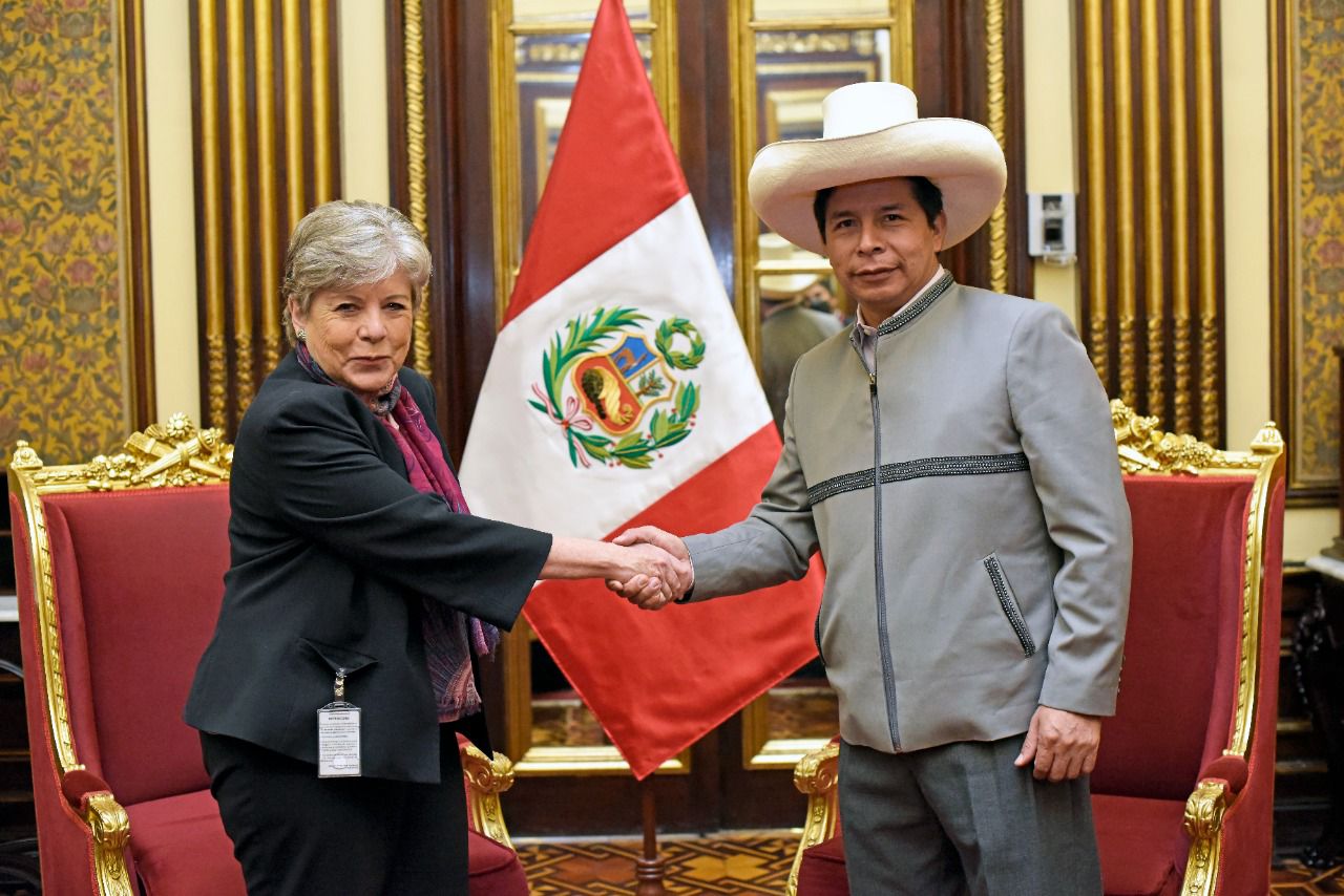 De derecha a izquierda, Pedro Castillo, Presidente de Perú y Alicia Bárcena, Secretaria Ejecutiva de la CEPAL.