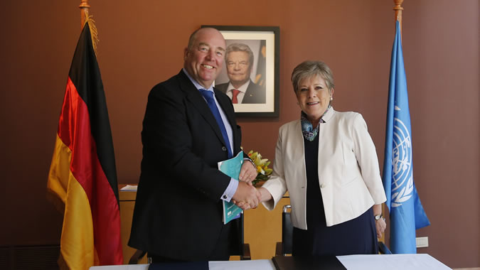 The Ambassador of the Federal Republic of Germany in Chile, Rolf Schulze, and the Executive Secretary of the ECLAC, Alicia Bárcena, during a meeting at the headquarters of the German mission in Santiago, Chile.