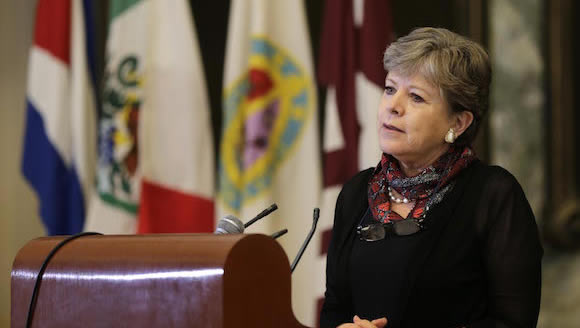 La Secretaria Ejecutiva de la CEPAL, Alicia Bárcena, durante su discurso en la Universidad de La Habana.