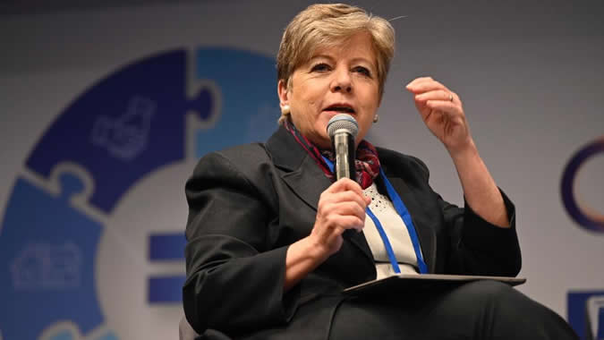 Alicia Bárcena, Secretaria Ejecutiva de la CEPAL, durante la conferencia sobre desigualdad organizada por la Agencia Francesa de Desarrollo en París.