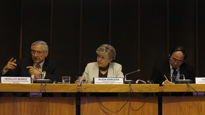 Foto de la testera de la inauguración de la Consulta Regional sobre Financiamiento del Desarrollo