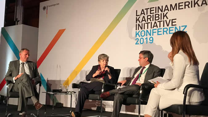 Alicia Bárcena (el centro), Secretaria Ejecutiva de la CEPAL, durante su presentación en la Conferencia América Latina y el Caribe, realizada en Berlín