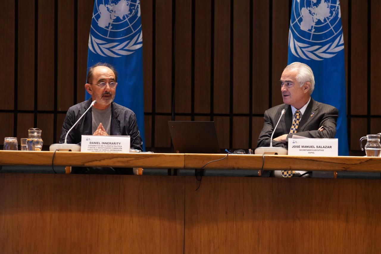 Daniel Innerarity, professor of political and social philosophy, and José Manuel Salazar-Xirinachs, ECLAC’s Executive Secretary.