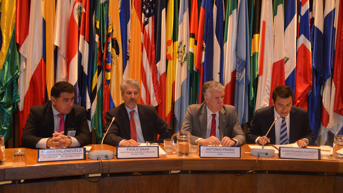 De izquierda a derecha, el Director del SENAMA de Chile, Rubén Valenzuela; el Director del CELADE-División de Población de la CEPAL, Paulo Saad; el Secretario Ejecutivo Adjunto de la CEPAL, Antonio Prado, y el Subsecretario de Servicios Sociales de Chile, Juan Eduardo Faúndez.