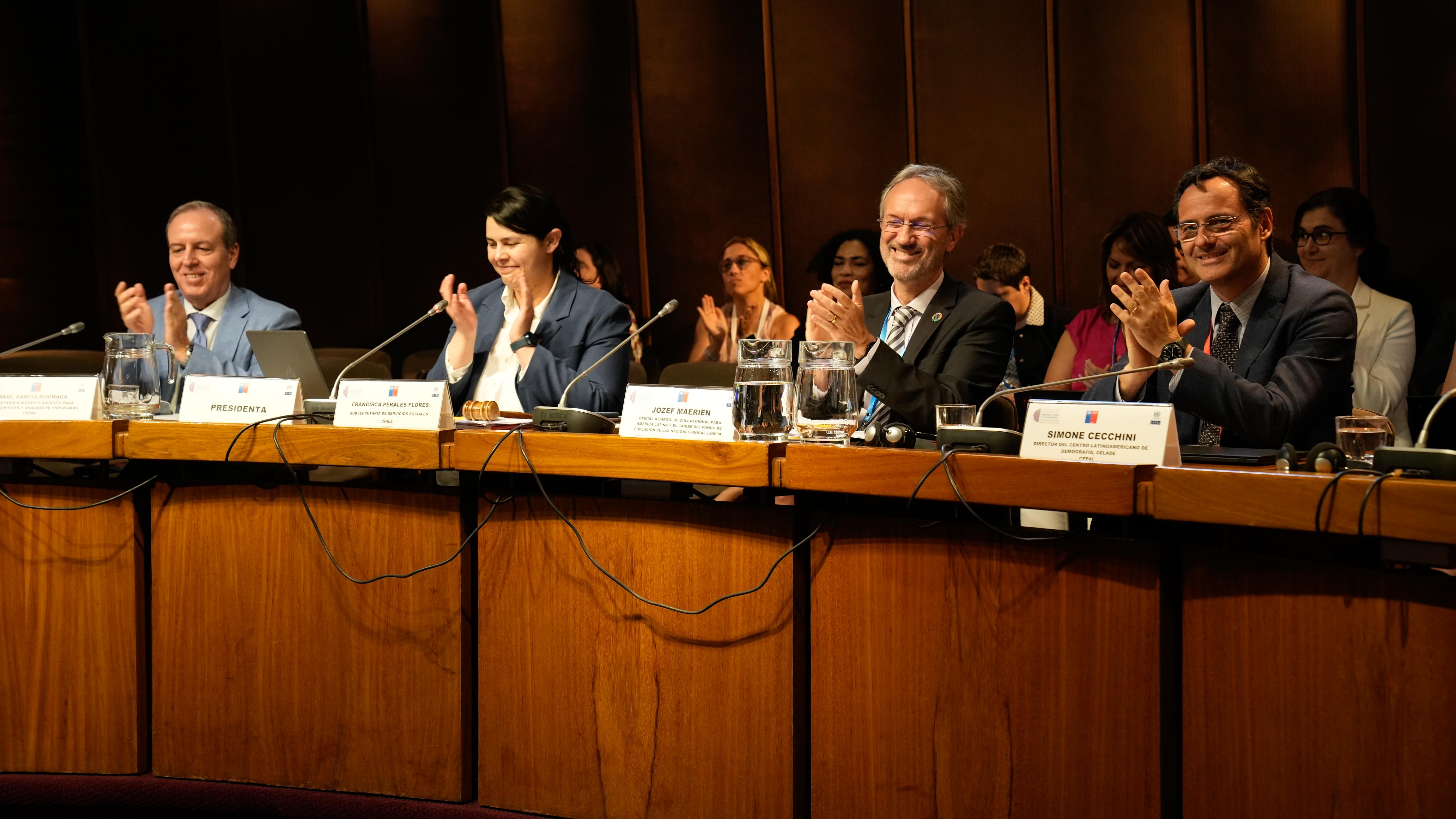 Fotografía del panel de clausura.