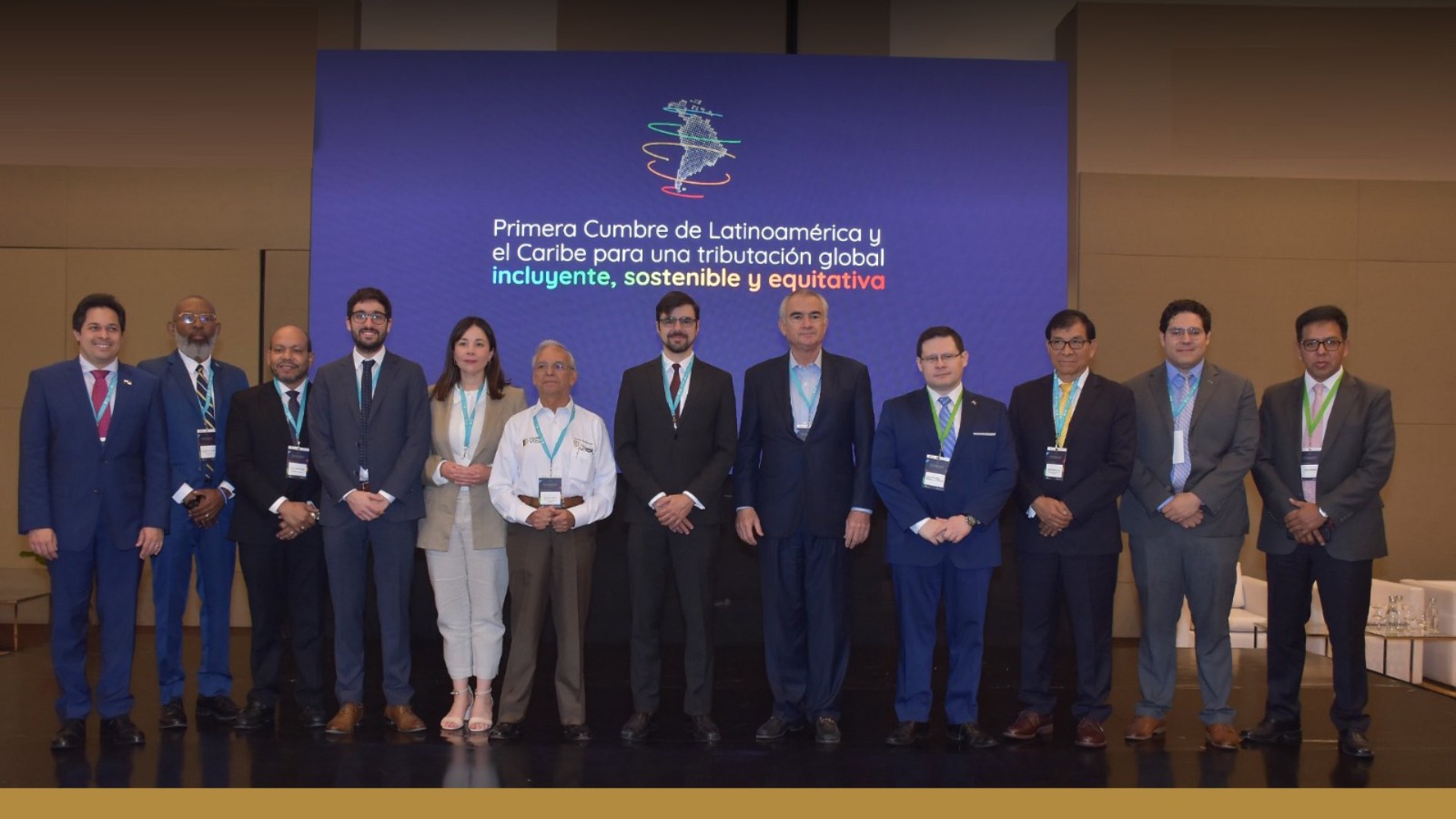 Foto grupal de la primera cumbre para una tributación global