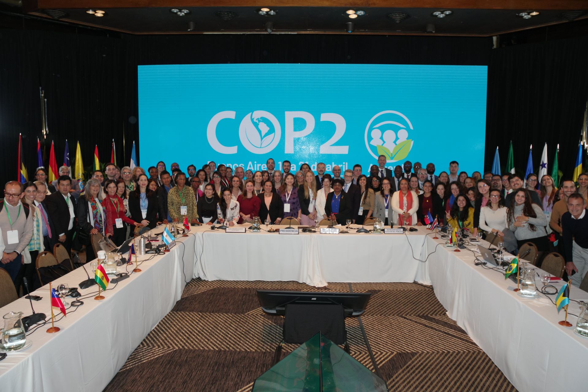 Foto grupal da COP 2 do Acordo de Escazú