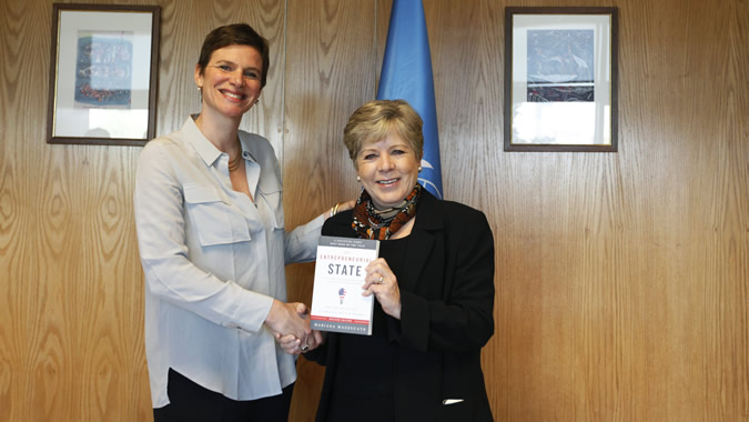 Mariana Mazzucato (a la izquierda) junto a Alicia Bárcena, quien sostiene el libro El Estado emprendedor.