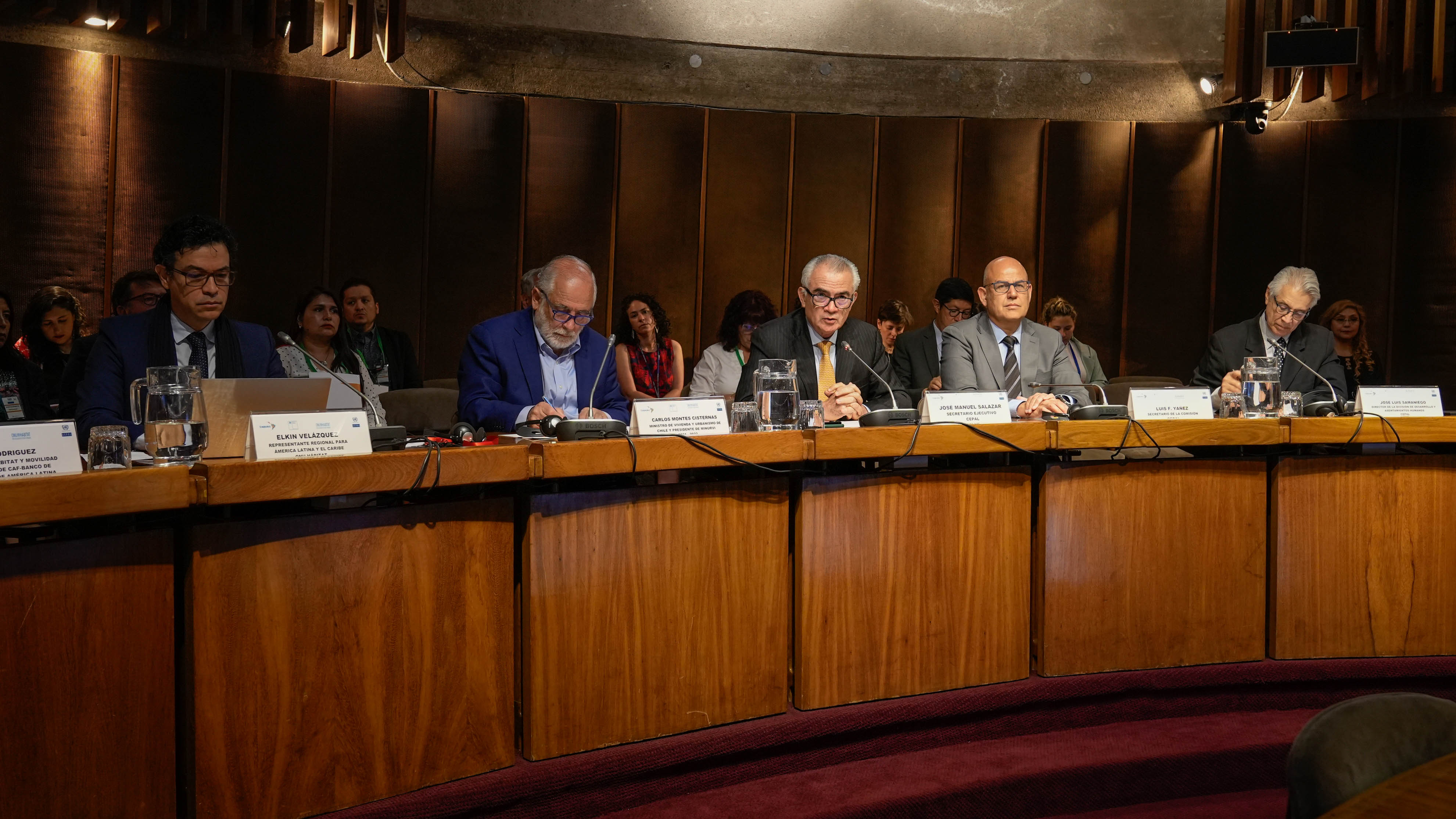 Fotografía de los participantes de la reunión.