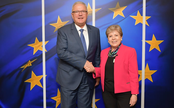 Neven Mimica, Comisario de Cooperación Internacional y Desarrollo de la Unión Europea, y Alicia Bárcena, Secretaria Ejecutiva de la CEPAL, durante su encuentro en Bruselas.