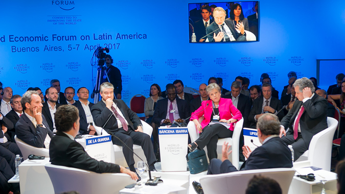 Alicia Bárcena, Secretaria Ejecutiva de la CEPAL (al centro), en el panel que abordó las perspectivas económicas para América Latina y el Caribe.