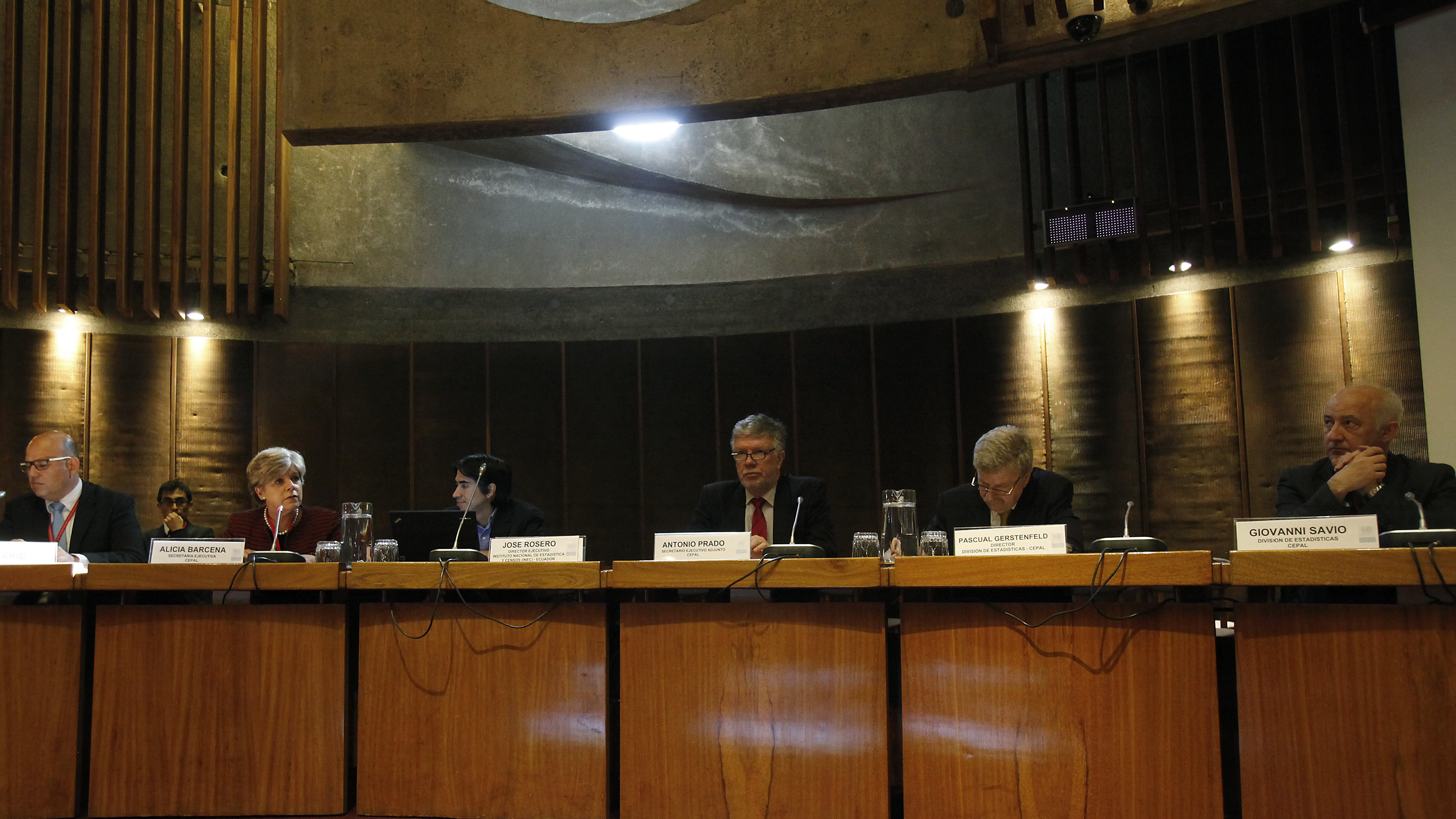 From left to right, ECLAC Officer-in-Charge of the Commission's Secretariat, Luis Yáñez; the Executive Secretary of ECLAC, Alicia Bárcena; the President of the Executive Committee of the SCA, José Rosero; the Deputy Executive Secretary of ECLAC, Antonio Prado; the Director of the Statistics Division of ECLAC, Pascual Gerstenfeld, and the Chief of the Unit of Economic and Environmental Statistics of ECLAC, Giovanni Savio.