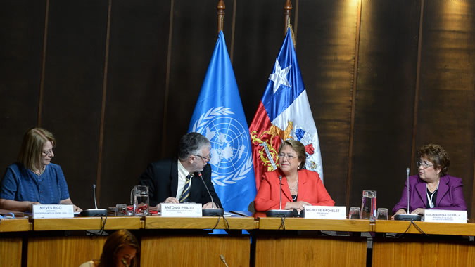 Foto de María Nieves Rico, Directora de la División de Asuntos de Género de la CEPAL; Antonio Prado, Secretario Ejecutivo Adjunto de la CEPAL; Michelle Bachelet, Presidenta de Chile, y Alejandrina Germán, Ministra de la Mujer de República Dominicana.