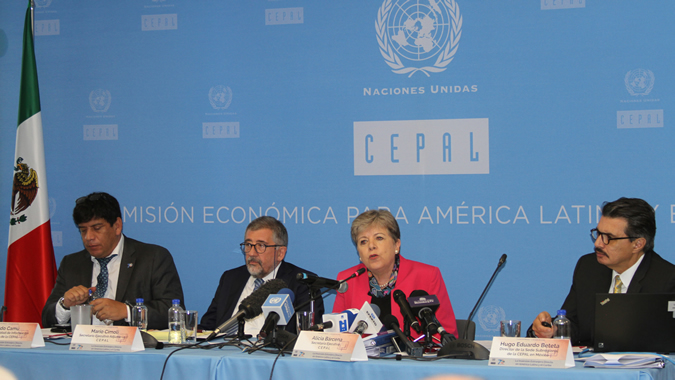 Alicia Bárcena, Secretaria Ejecutiva de la CEPAL (al centro), durante la presentación del informe en Ciudad de México