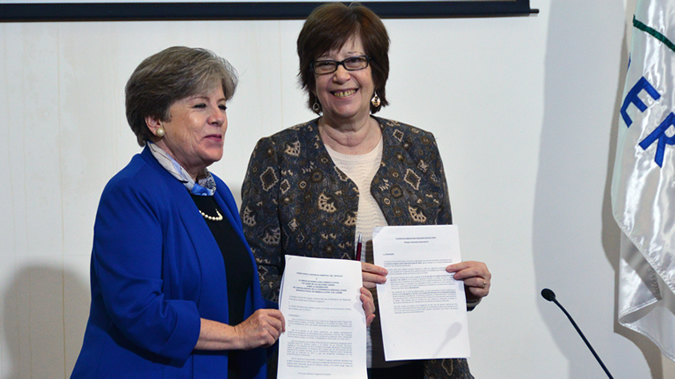 Alicia Bárcena, Secretaria Ejecutiva de la CEPAL (a la izquierda), y Marina Arismendi, Ministra de Desarrollo Social (MIDES) de Uruguay, durante la firma del acuerdo sede.