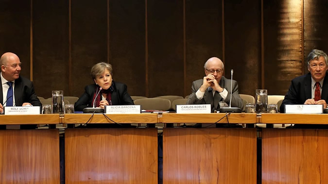 El Embajador de Alemania, Rolf Peter Schulze, la Secretaria Ejecutiva de la CEPAL, Alicia Bárcena, el Embajador de España, Carlos Robles Fraga, y el Director de la División de Desarrollo Económico de la CEPAL, Daniel Titelman