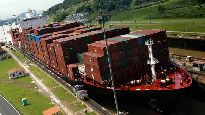 Foto de barco con contenedores