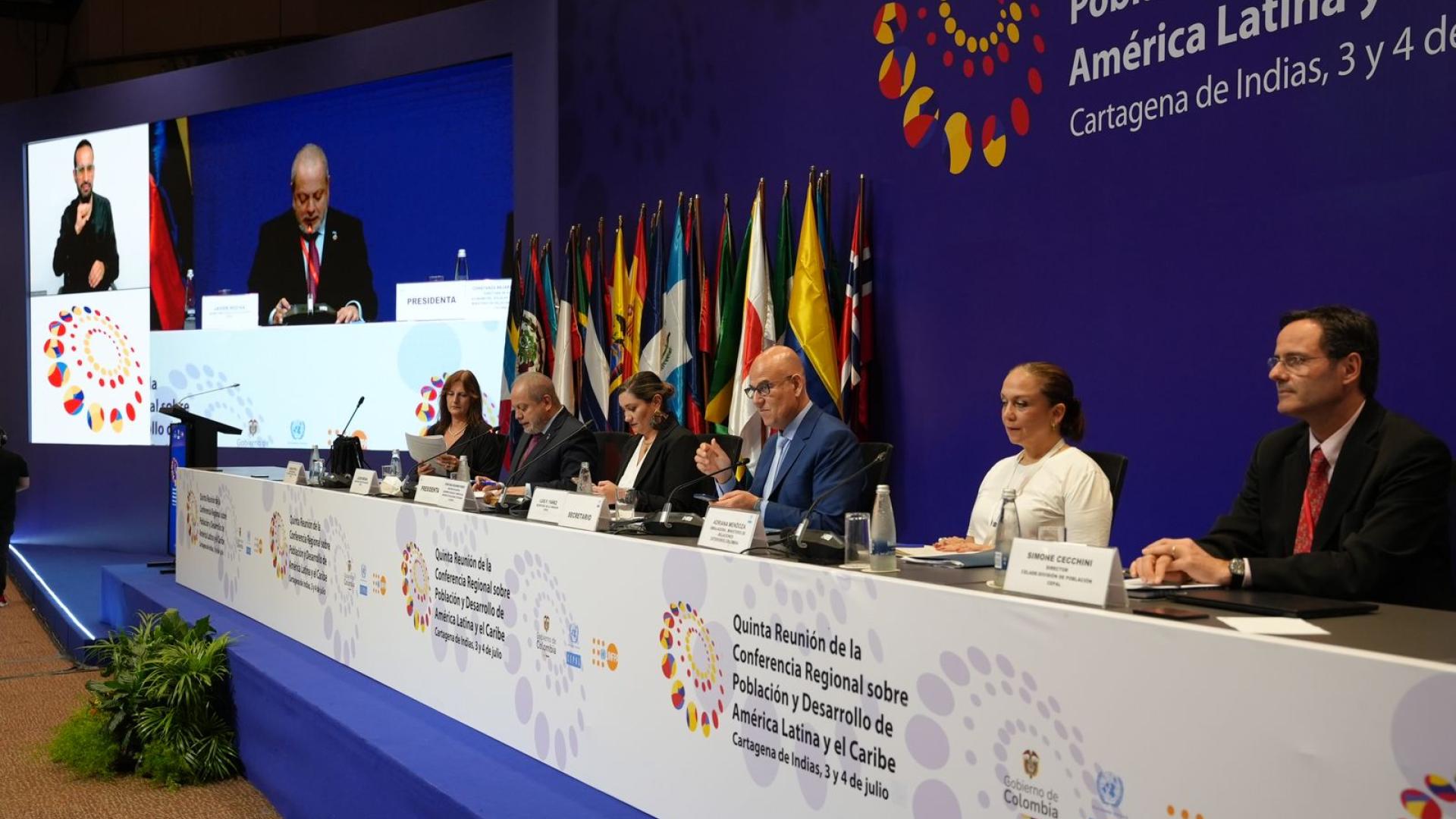 Fotografía de la clausura de la reunión.