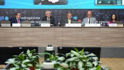 Authorities of the Government of Peru and ECLAC closed the fortieth session of ECLAC. In the center, Peru's Foreign Minister, Elmer Schialer, and the Commission's Executive Secretary, José Manuel Salazar-Xirinachs.