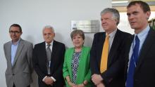 La Secretaria Ejecutiva de la CEPAL, Alicia Bárcena, junto a José Besa; el Secretario Ejecutivo Adjunto, Antonio Prado; Ricardo Pérez, Director de la División de Publicaciones y Wouter Schallier, Jefe de la Biblioteca.