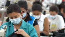 foto de mujeres trabajando en una fábrica