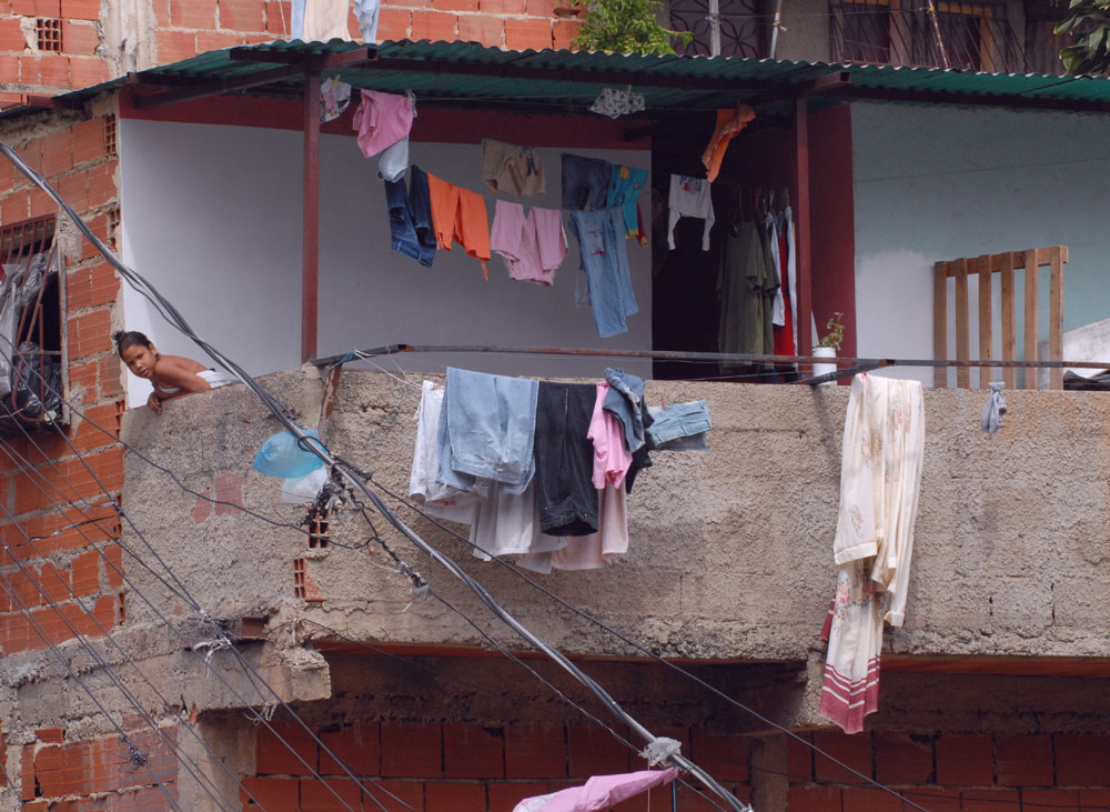 UNICEF nino en balcon de una casa