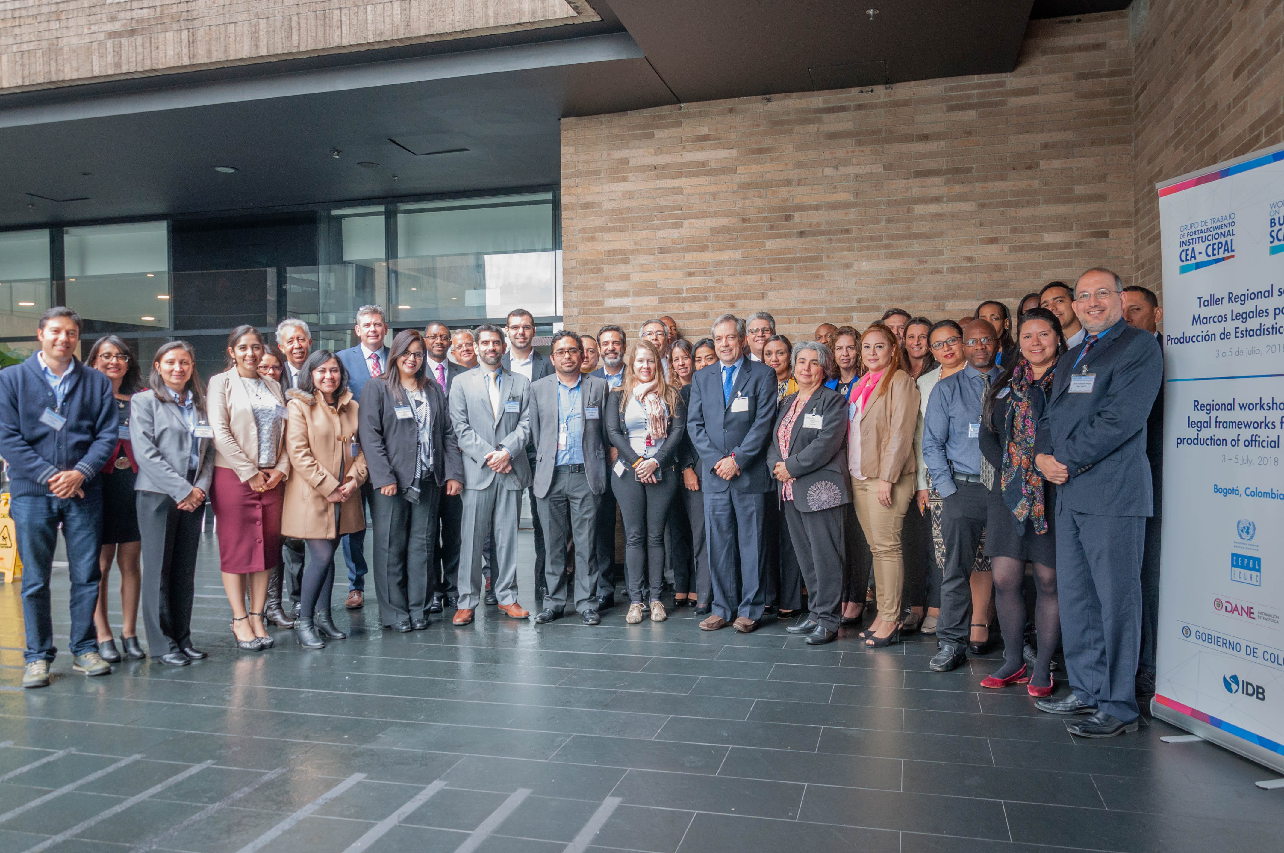 Participantes del Taller regional sobre marcos legales para la producción de estadísticas oficiales